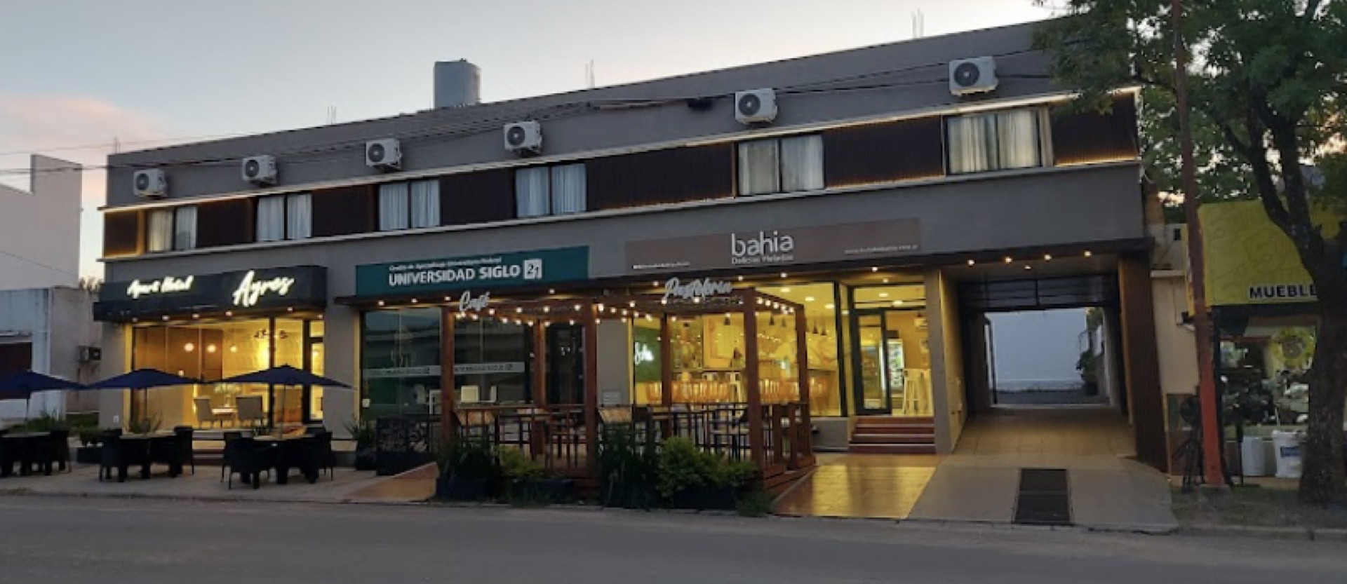 Fachada de Ayres Inn al atardecer, sobre calle Belgrano en Federal